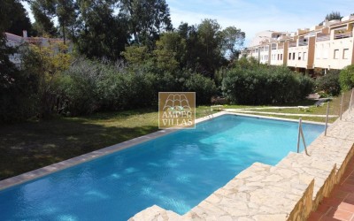 Просторный бунгало с общим бассейном и теннисным кортом, расположенный рядом с гольф-клубом.